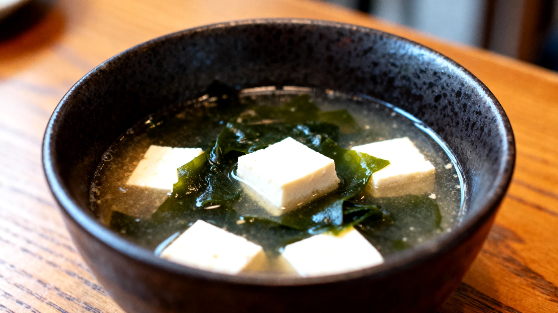 Zuppa di miso con alghe wakame e tofu"
