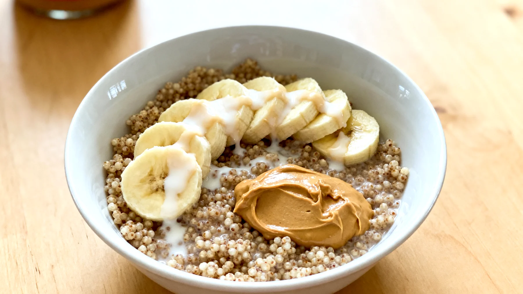 Amaranto soffiato con bevanda di mandorla, banana e burro di anacardi"