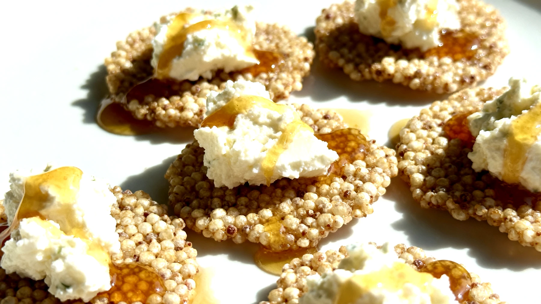 Amaranto soffiato con ricotta di capra e miele di castagno"