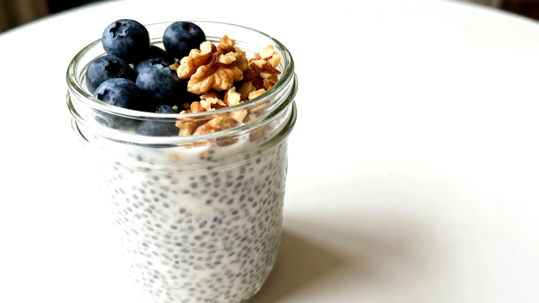 Budino di semi di chia con latte di mandorla, mirtilli e granella di noci"