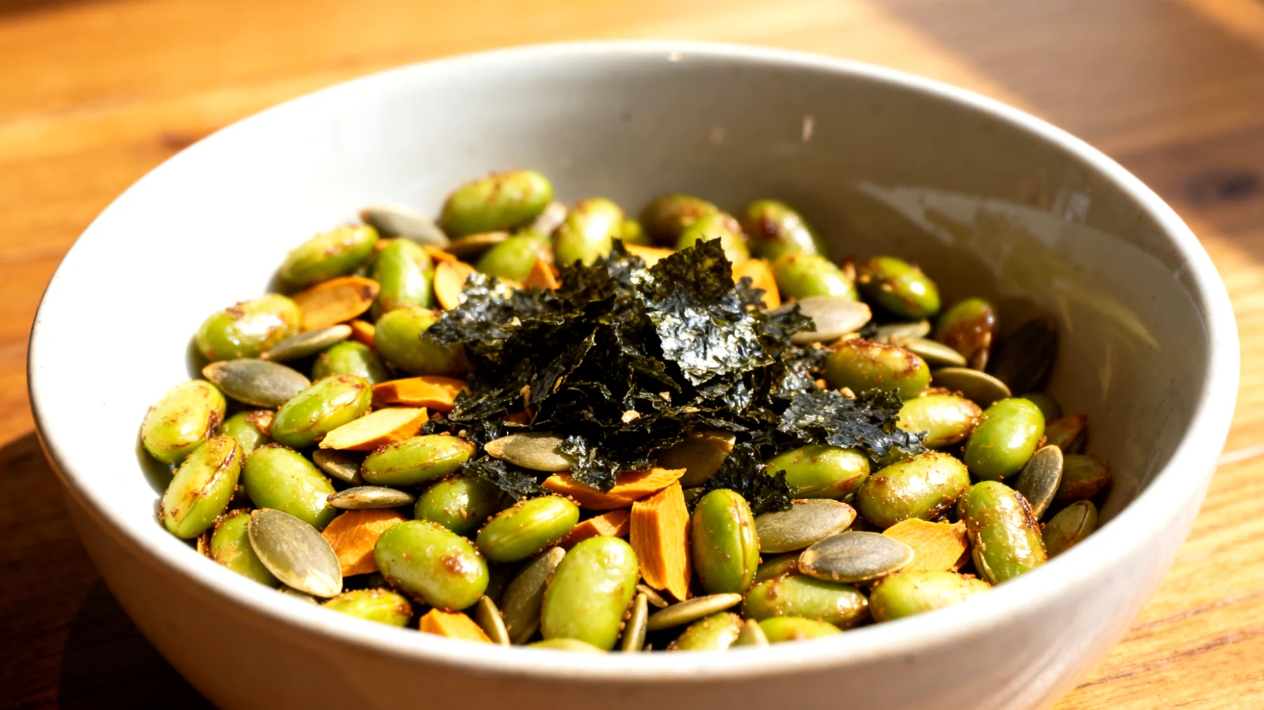Edamame tostati con semi di zucca e alga nori sbriciolata"