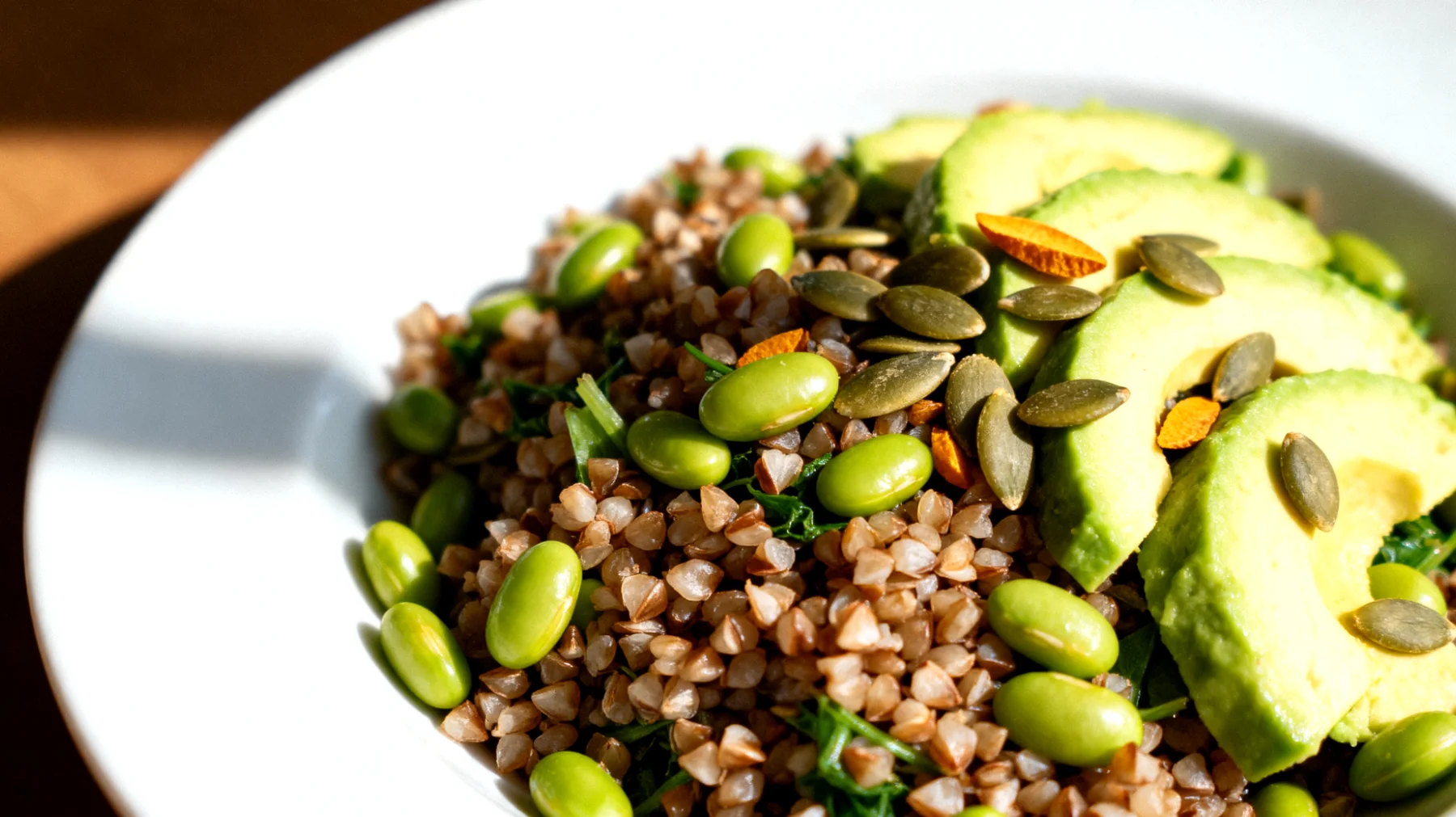 Insalata di grano saraceno con edamame, avocado e semi di zucca"