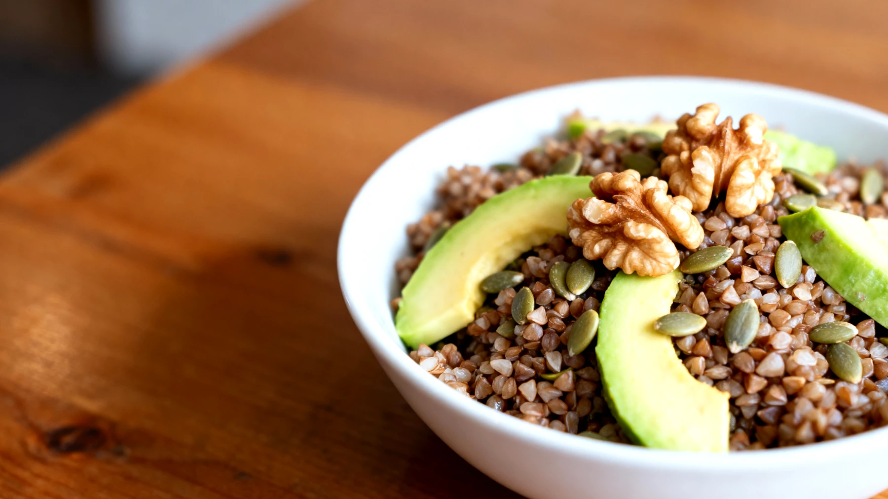 Insalata di grano saraceno con noci, avocado e semi di zucca"