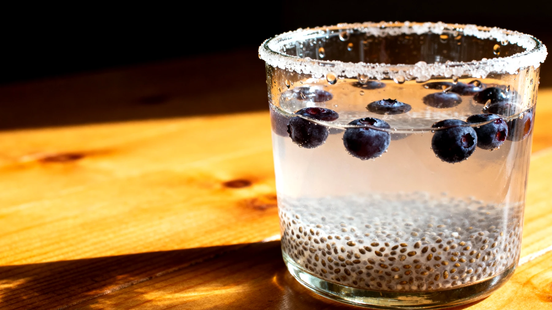 Kefir d'acqua con semi di chia e bacche di aronia"