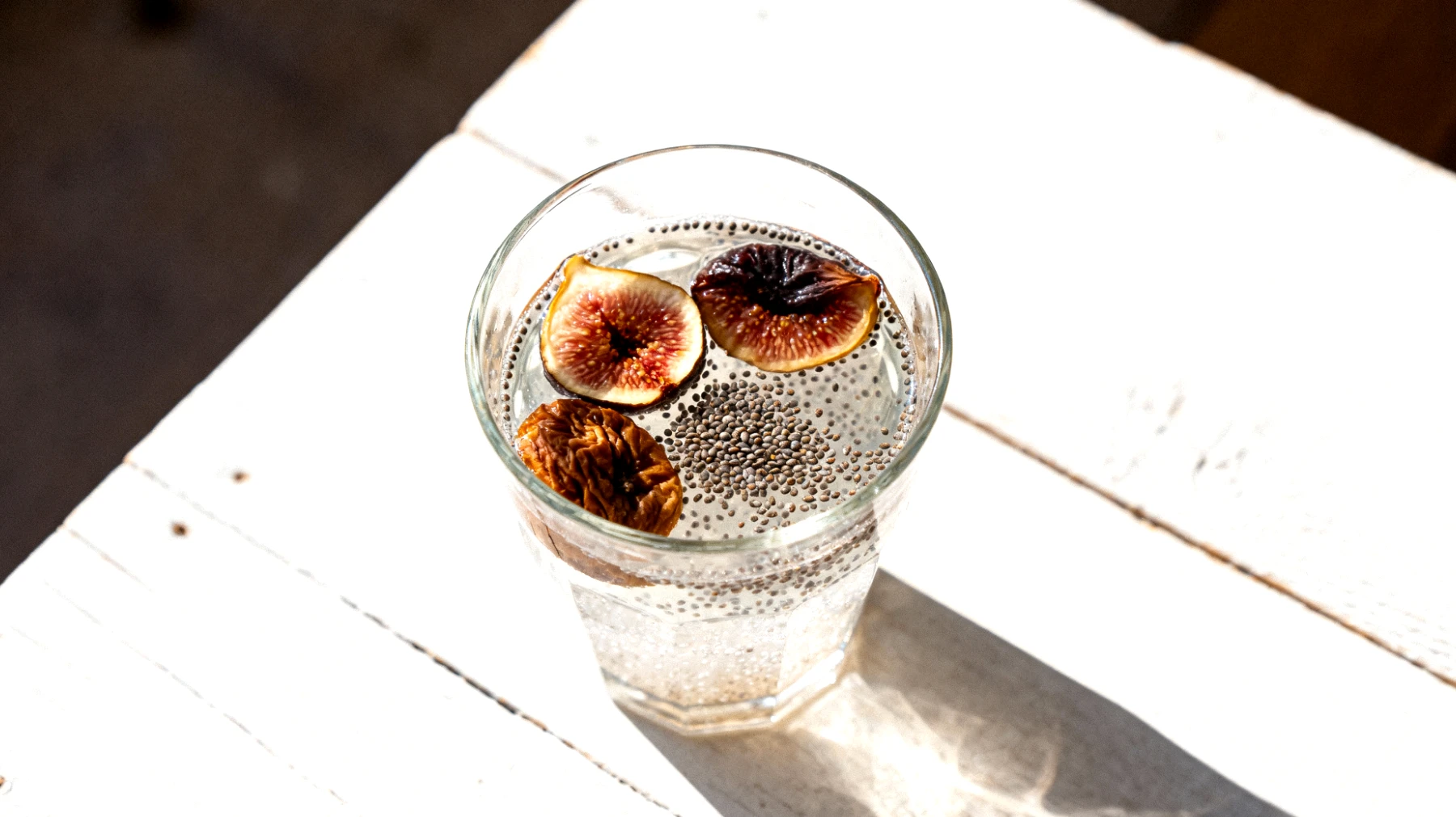 Kefir d'acqua con semi di chia e fichi secchi"