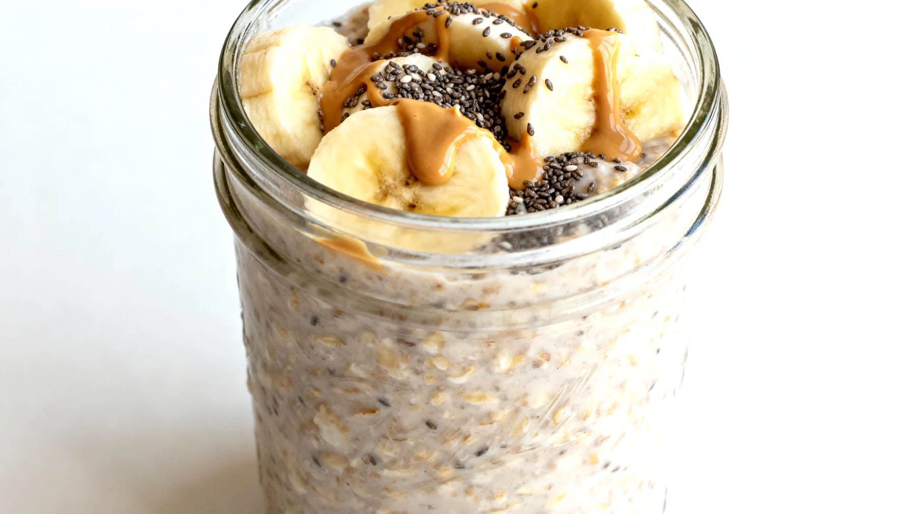 Overnight oats con semi di chia, banana e burro di mandorle"