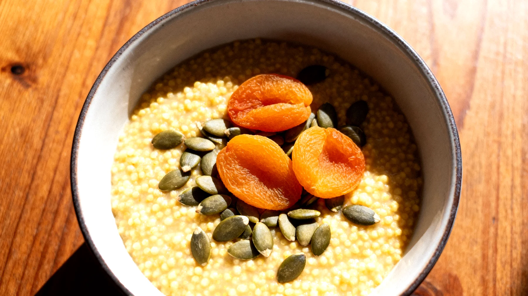 Porridge di miglio con semi di zucca e albicocche secche"
