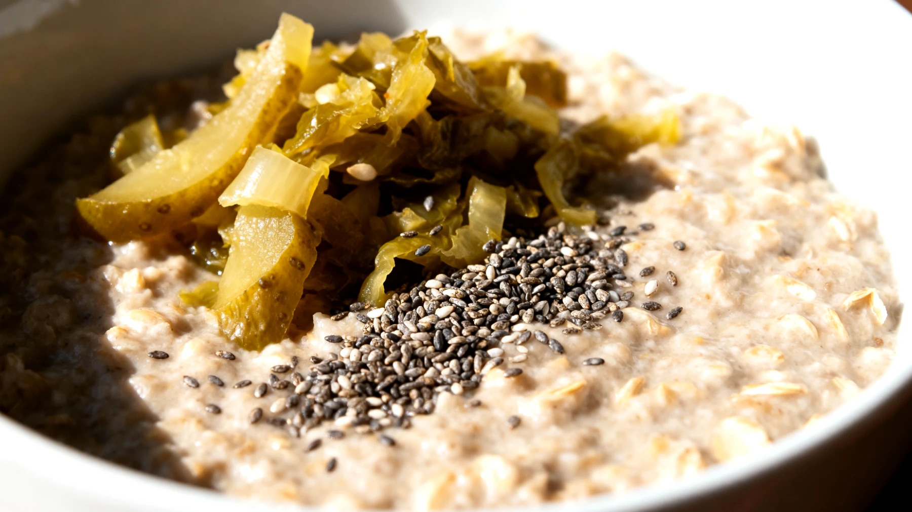 Porridge salato con avena integrale, semi di chia e verdure fermentate"