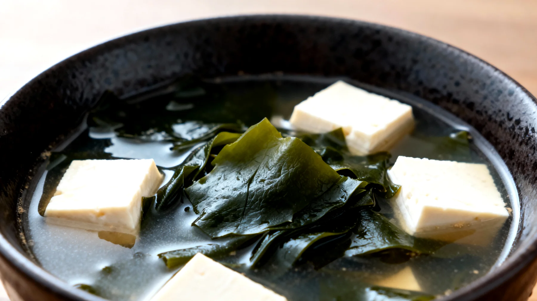 Zuppa di miso con alghe wakame e tofu"