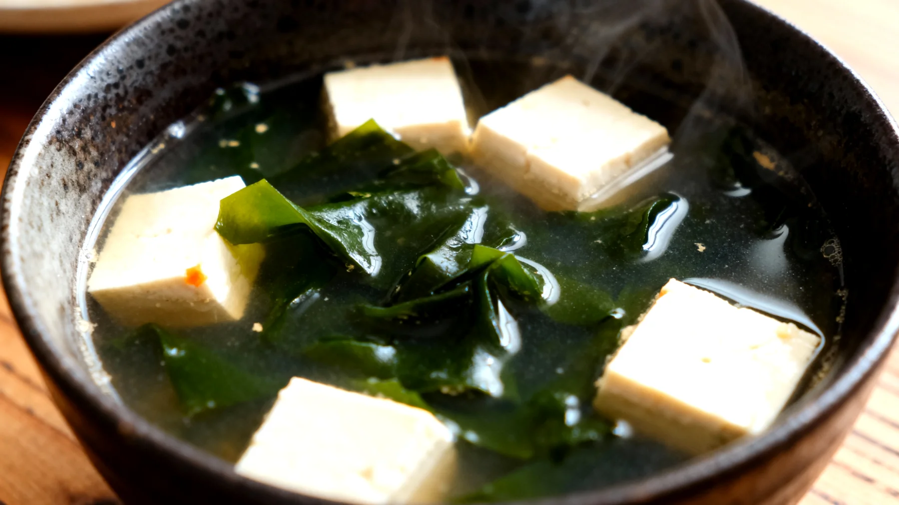 Zuppa di miso con alghe wakame e tofu"