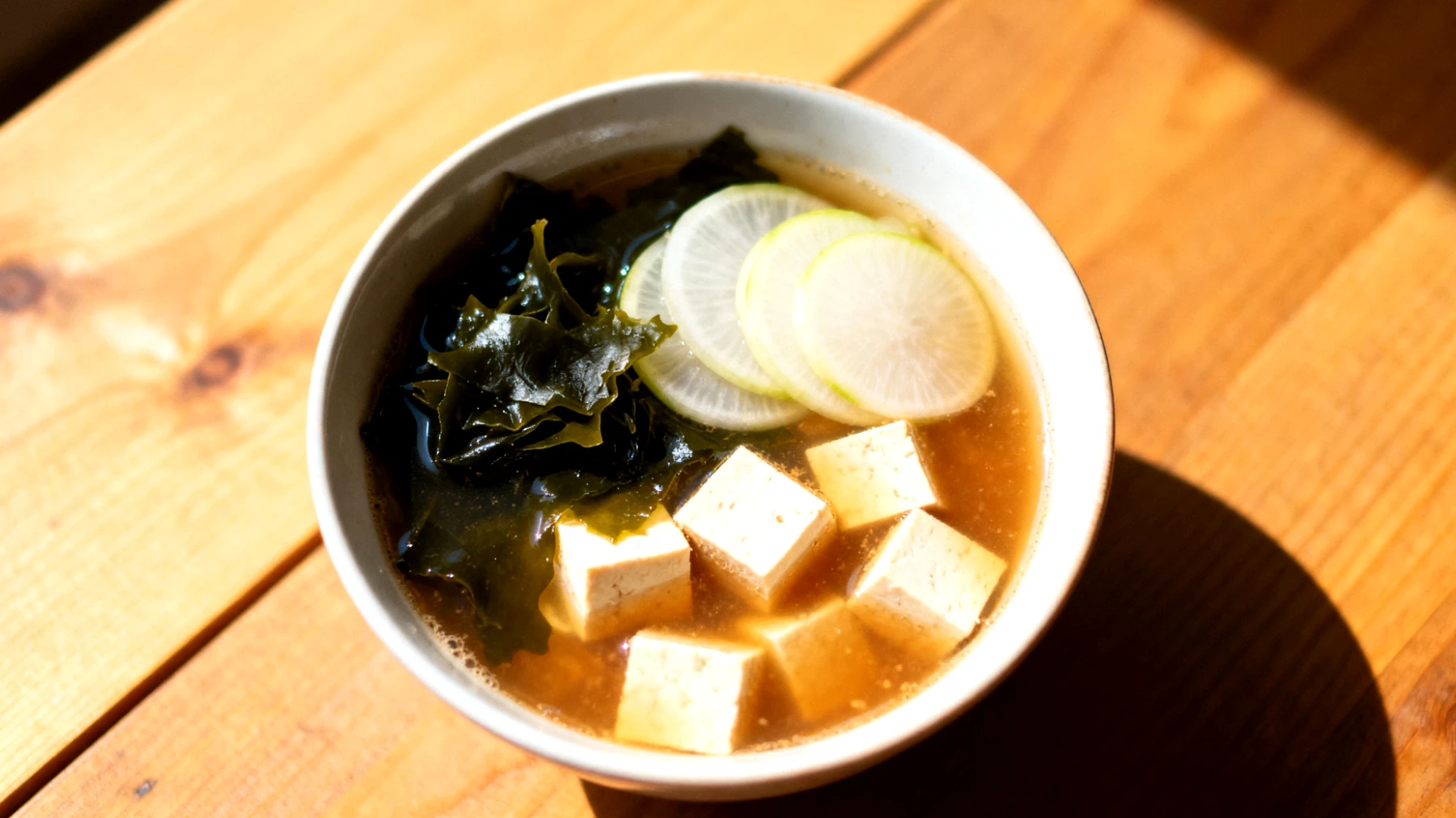 Zuppa di miso con alghe wakame, tofu e daikon"