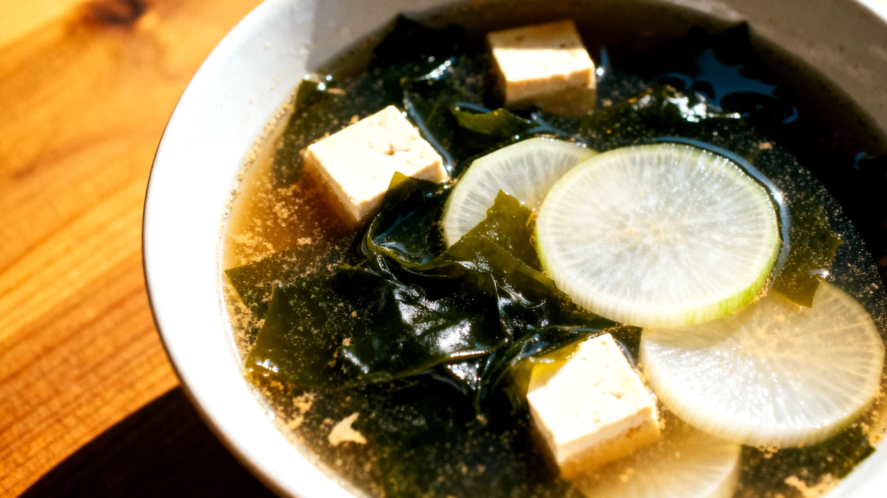 Zuppa di miso con alghe wakame, tofu e daikon"