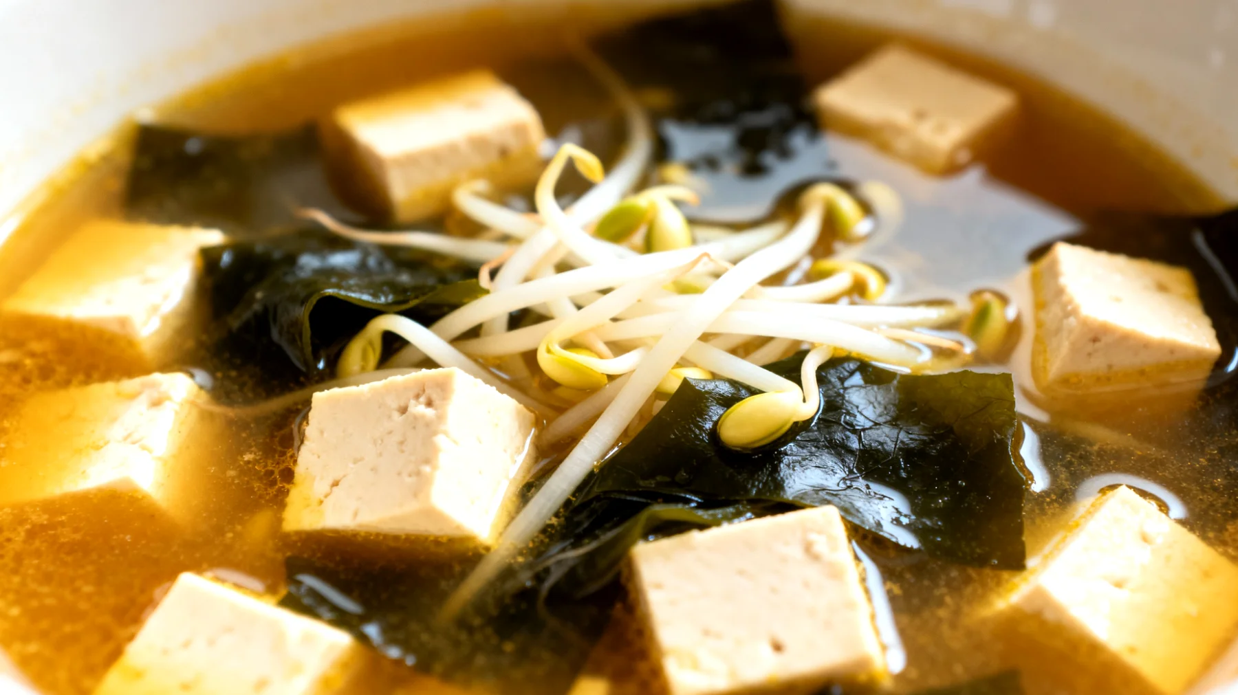 Zuppa di miso con alghe wakame, tofu e germogli di soia"