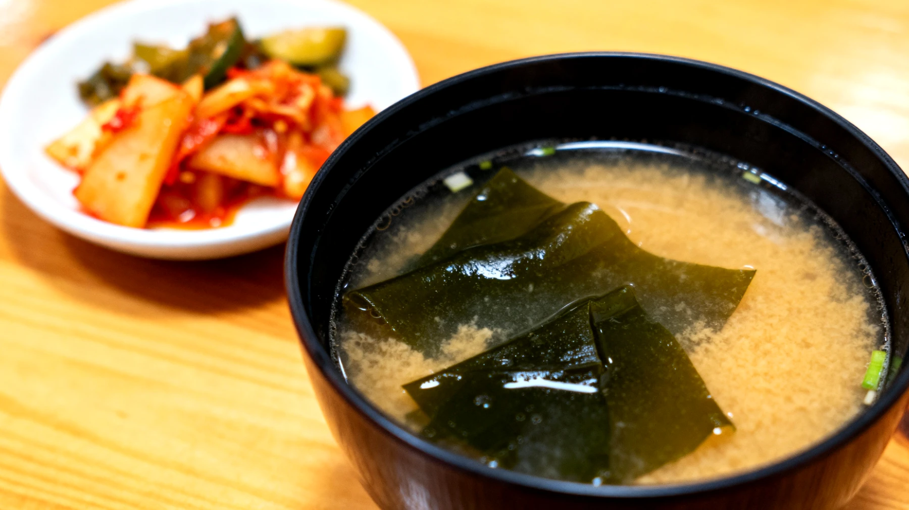 Zuppa di miso con verdure fermentate e alghe wakame"