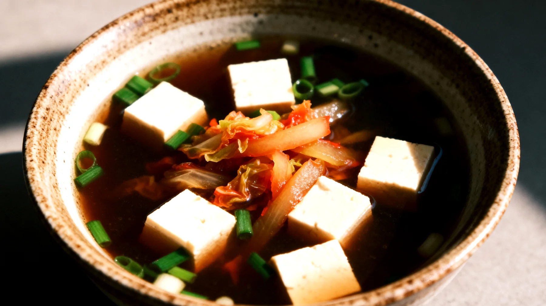 Zuppa di miso con verdure fermentate e tofu"