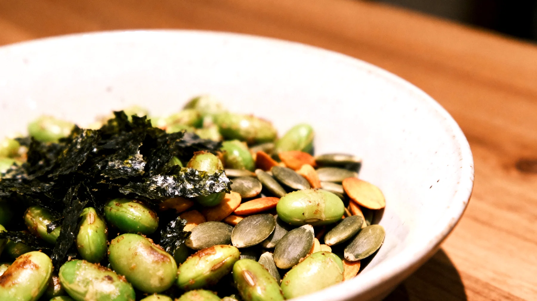 Edamame tostati con semi di zucca e alghe nori"
