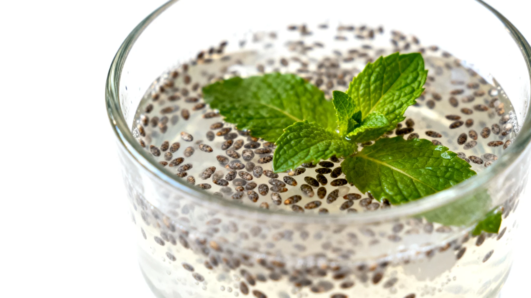 Kefir d'acqua con semi di chia e menta fresca"