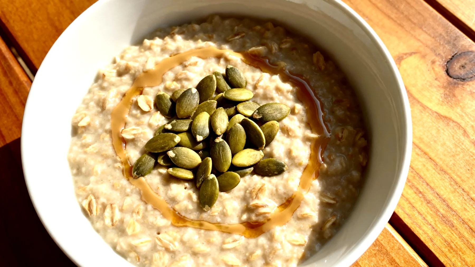 Porridge di avena con semi di zucca e tahina"
