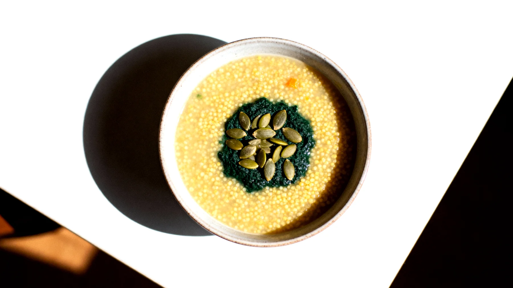 Zuppa di miglio con spirulina e semi di zucca"